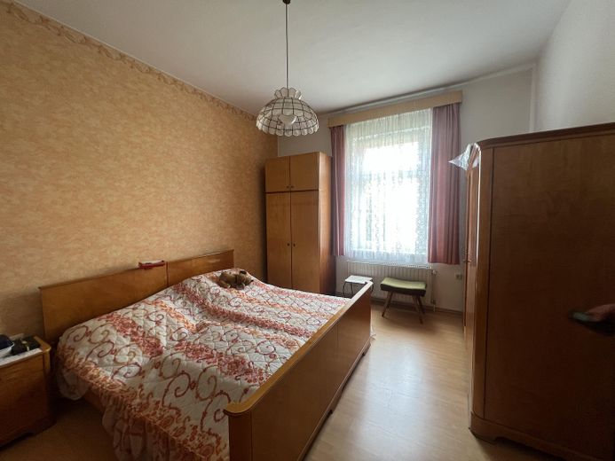 2 Familienhaus mit Scheune, Garagen und großem Garten – Erdgeschoss Schlafzimmer I