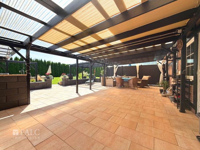 ***Großzügiges Einfamilienhaus mit Außenfachwerk und traumhaftem Garten*** – Terrasse