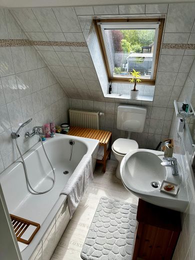 Bad mit Badewanne im OG