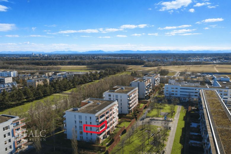 2-Zimmer-Wohnung mit 14 m² Balkon und TG-Stellplatz in Trudering – Vogelperspektive Berge