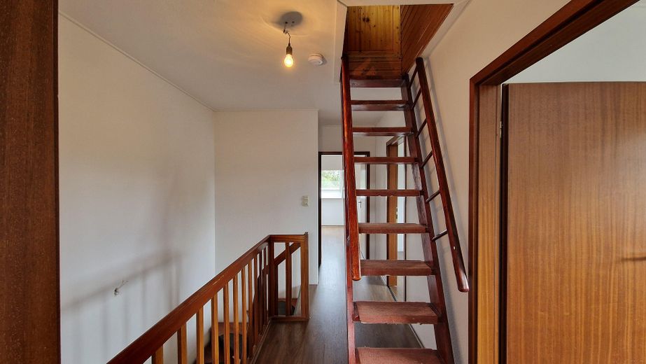 Casa a schiera di testa con camino e moderno impianto di riscaldamento ibrido a gas a Berlino-Rudow – Flur im 1. OG
