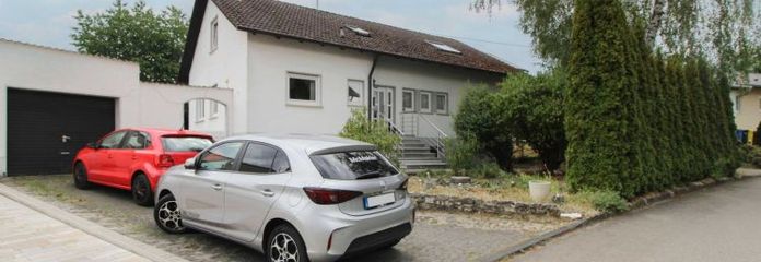 Detached house with a separate apartment, large garden and numerous parking spaces