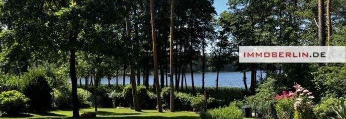 IMMOBERLIN.DE - Vista da sogno sull’acqua! Bungalow moderno con giardino esposto a sud-ovest sul lago Werbellin