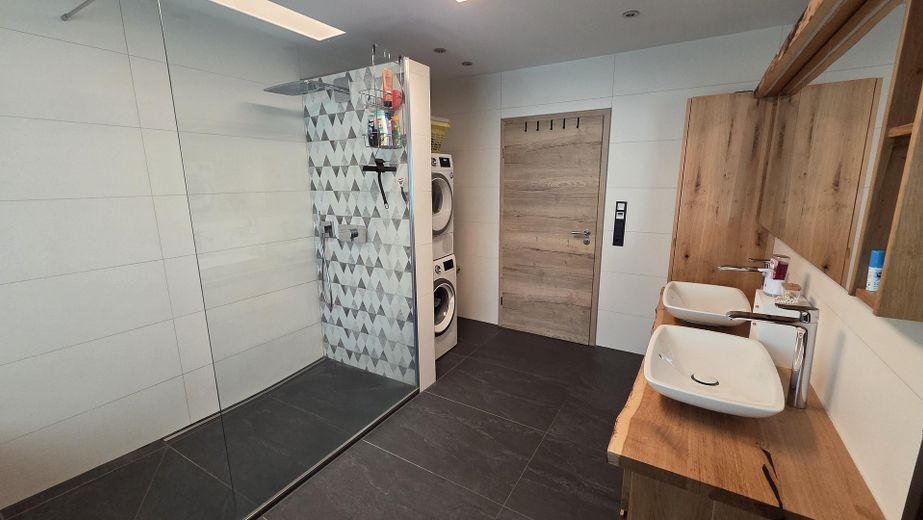 Ampio bungalow con giardino, finiture di pregio e area aggiuntiva opzionale – Badezimmer