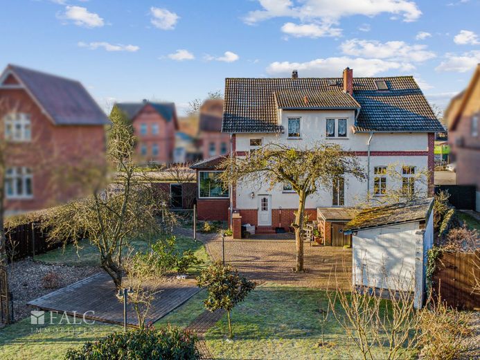 +++ Elegantes Zweifamilienhaus mit großem Garten, Badeteich inkl. Poolhaus +++ – Rückansicht I