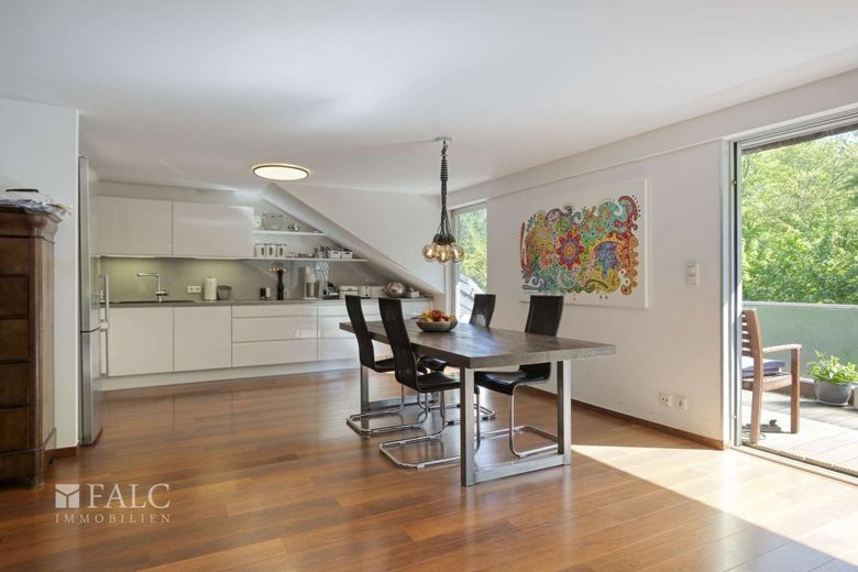 DG-Traum mit Kamin &amp; großem Balkon ins Grüne | 110 m² – Ansicht Essbereich Küche