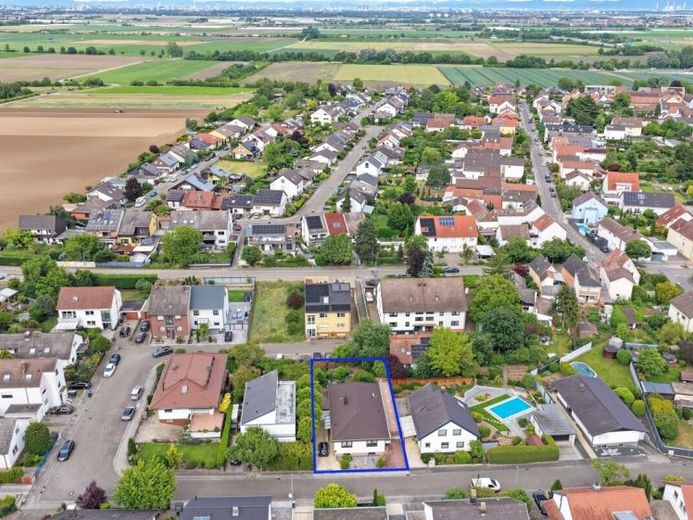 Exklusiver Modernisierter Bungalow mit barrierefreiem Wohnkonzept und großer Dachterrasse – फोटो 1