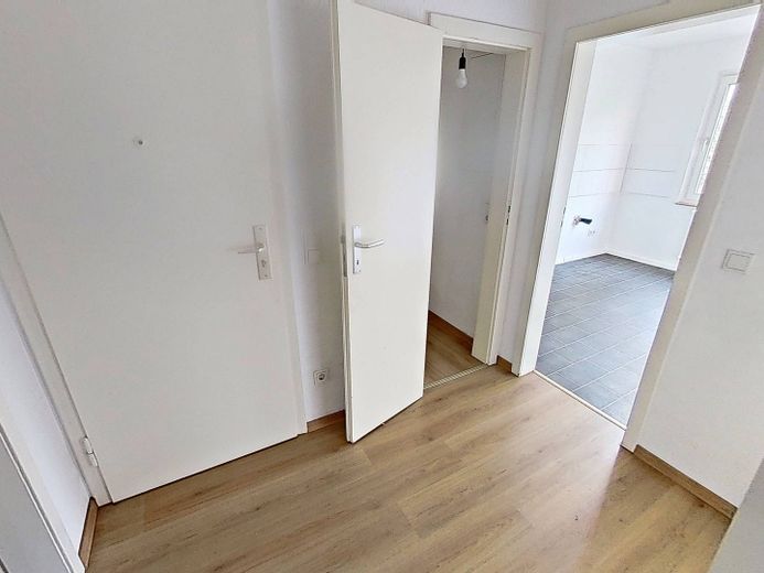 Appartamento ben distribuito con 2 locali, BALCONE e bagno con vasca – Eingangsbereich