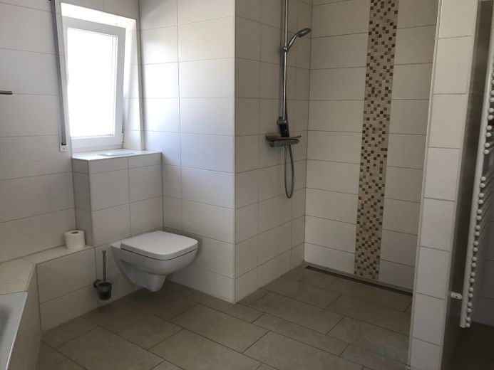 Maisonettenwohnung Limburgerhof mit Garage und unverbaubarem Ausblick – Badezimmer Dusche Fenster 1