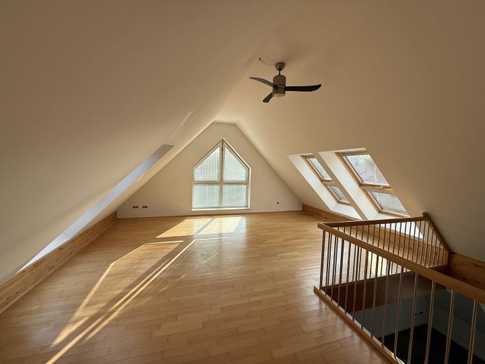 Helle Galeriewohnung mit Balkon und Blick ins Grüne in Steinweg – Galerie