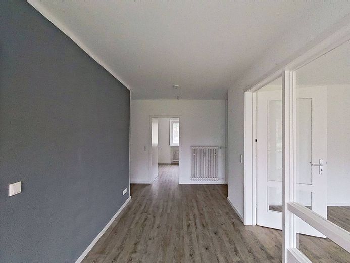 **Bis zu 3 NKM FREI** Charmante 3-Zimmer-Erdgeschosswohnung mit LOGGIA und EBK – Ansicht II: Wohnzimmer