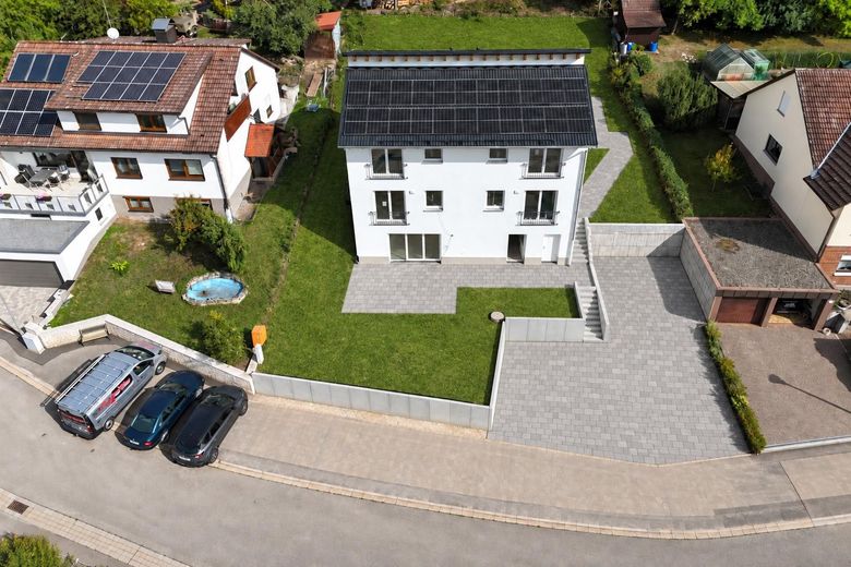 Eerste bewoning: nieuwbouw-maisonette met het karakter van een huis – 4 kamers, 2 volledige woonlagen & een aandeel in de tuin. – Außenanlage Gepl. Endzustand 