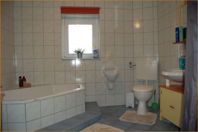 +++Tolles Einfamilienhaus für die ganze Familie und einer Einliegerwohnung für Mieteinnahmen+++ – OG: Badezimmer