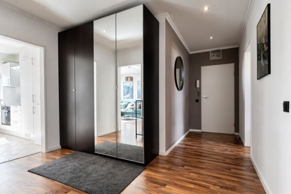 Appartement lumineux de 2,5 pièces à l’étage supérieur à Hambourg-Schnelsen avec balcon et place de stationnement