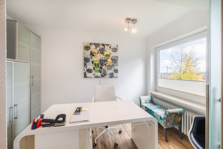 Modern wohnen mit viel Raum und Licht - Wintergarten - Gartentraum - TOP Lage von Fernthal – Büro