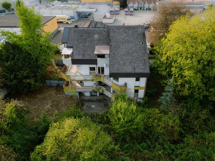 Großes Gewerbegrundstück in Umkirch: Bestand mit 6 Einheiten + Lagerhalle + Entwicklungsfläche – Wohnhaus Hinteransicht