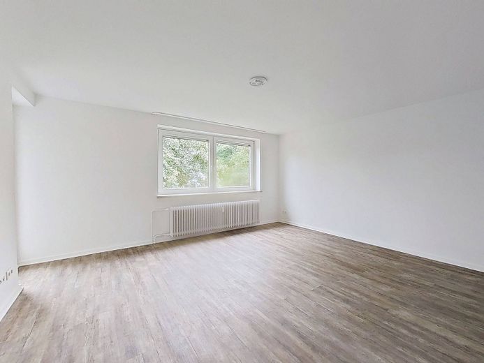 Kuschelzeit im neuen Heim – der erste Monat geht auf unser Konto: Gut geschnittene 4-Zimmer-Wohnung mit BALKON und EBK – Ansicht I: Wohn- und Esszimmer