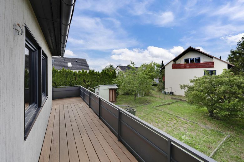 Modernisiertes Mehrgenerationenhaus mit zwei Einheiten in Bad Neustadt-Herschfeld – Balkonansicht EG