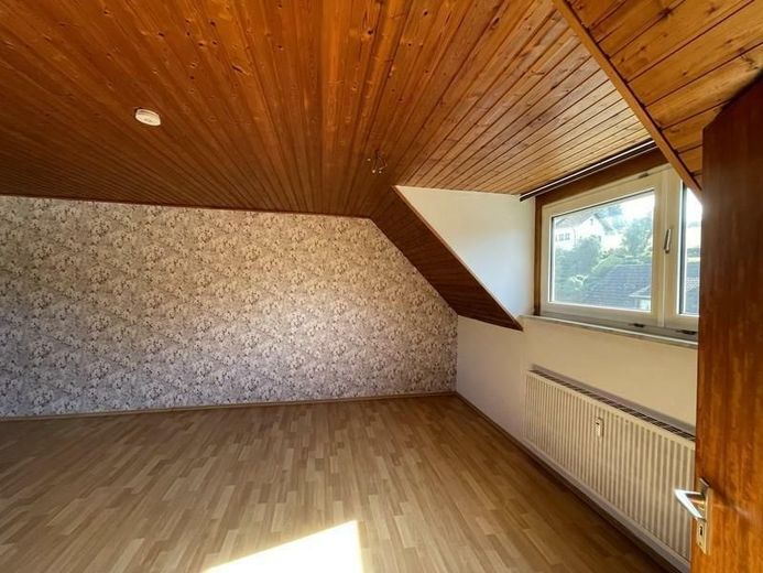 Wittlich-Gladbach -- 4 Zimmer DG-Wohnung (ca. 96 m²) zur grosszügigen Entfaltung -- – 10d Zimmer 4