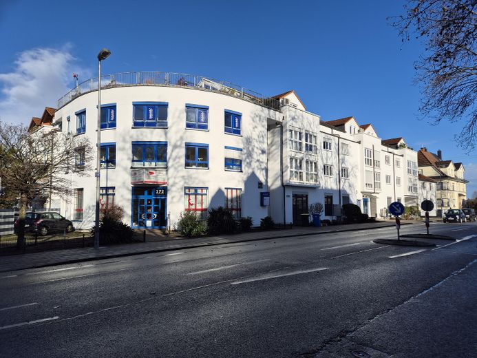 Moderne 1-Zi-Wohnung mit großzügiger Küche und Tiefgaragenplatz in LU a.R. – Hausfassade