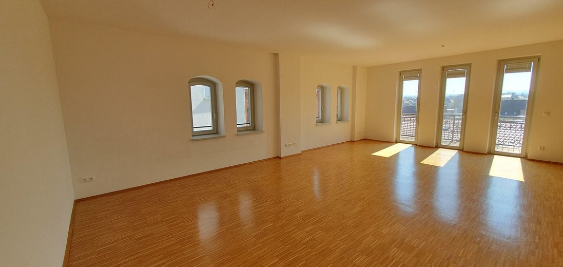 Großzügige 3-Zimmer-Wohnung in historischer Kreuz-Bräu – Südbalkon, Aufzug & TG – Wohnzimmer
