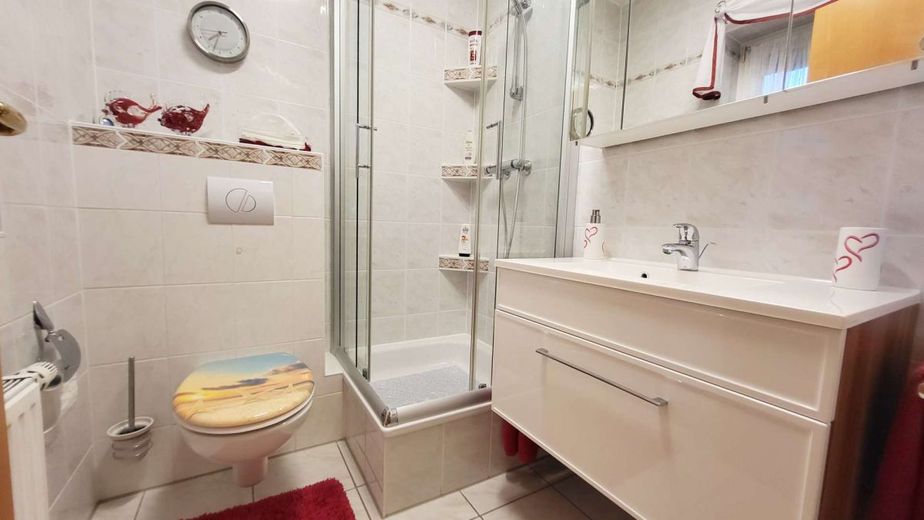 Gepflegte Doppelhaushälfte mit nordischem Flair – modernes Bad mit Dusche EG