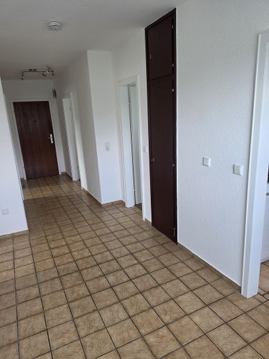 No commission: Newly renovated 3-room apartment with south-facing balcony & parking space – available for immediate occupancy! – Flur