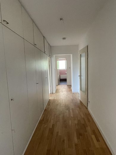Casa progettata da un architetto a mezza collina – Flur