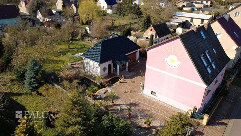*Reserv.* Familienfreundliches Einfamilienhaus mit großem Grundstück und Doppelgarage – Luftaufnahme (Einfahrt)