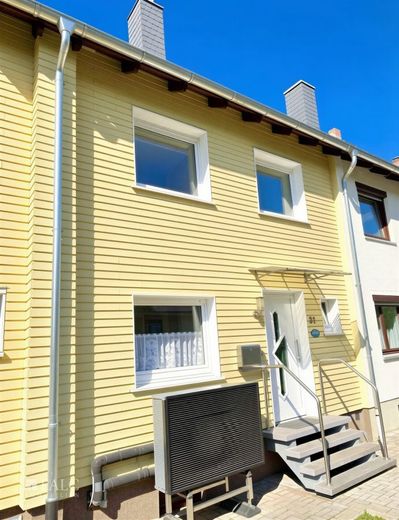 Reihenmittelhaus mit Wärmepumpe und PV Anlage – Vorderansicht