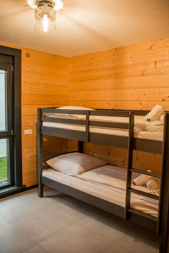 Möbliertes Holzhaus mit 2 Wohnungen, Garten, Balkon, inkl. Küchen - Windschläg 970.000€ zzgl. MwSt. – Kinderzimmer EG