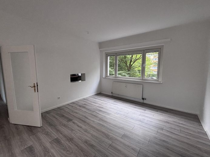 Luminoso apartamento de 3 habitaciones bien distribuido cerca de Bahnhofstr. en Lichtenrade – Durchreiche zur Küche