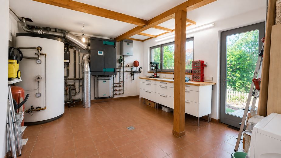 Світлий архітекторський будинок | 224 м² | 7 кімнат | A+ | Фотоелектрика та геотермальне опалення | без комісії – Hauswirtschaftsraum EG