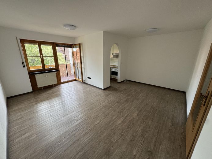 Charmante 2-Zimmer-Wohnung mit Balkon, Stellplatz und Einbauküche – Erstbezug nach Renovierung – Wohn-Essbereich