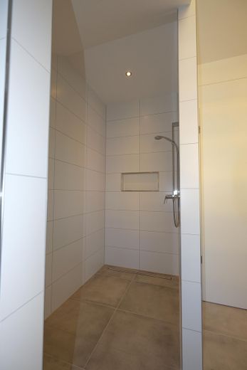 Penthauswohnung mit Dachterrasse: 2-Zimmer-Wohnung mit Einbauküche im Zentrum zu vermieten! – Begehbare Dusche 