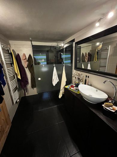 Einfamilienhaus auf 1633 m² Grundstück – Bad unten