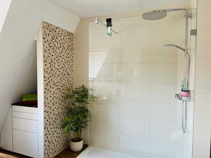 3-Zimmer-Maisonette mit Süd-West-Loggia & Blick über Nürnberg – Badezimmer