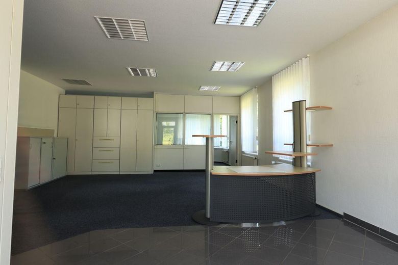 Modern commercial unit / office space for rent in a well-maintained location – Photo 7
