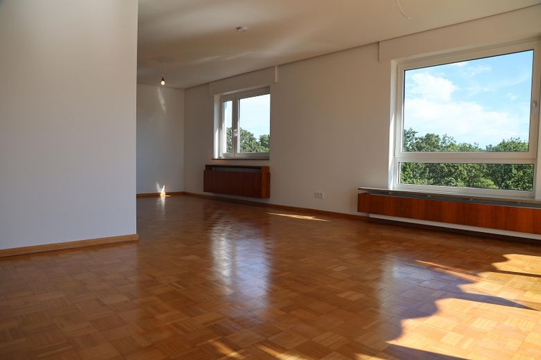 Wunderschöne 2,5-Zimmer Whg mit Panoramablick, Balkon + Tiefgarage – Foto 3