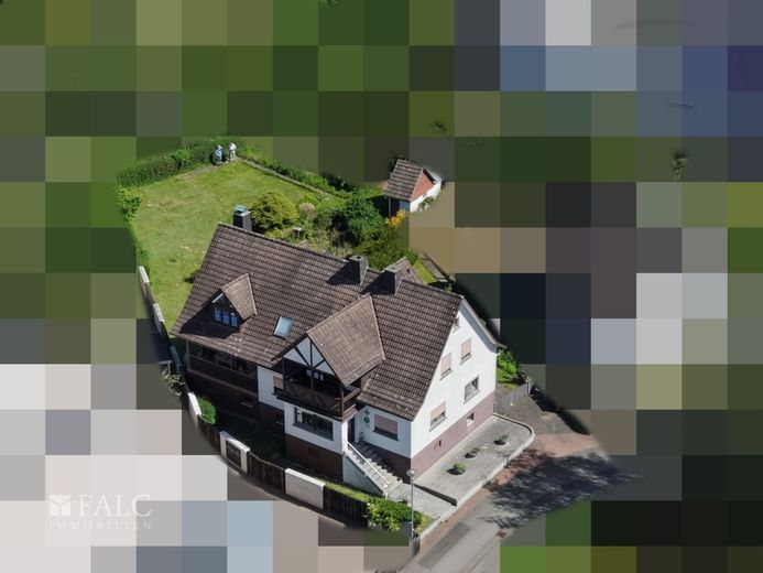 +++Großes Einfamilienhaus mit einem großzügigem Grundstück und 2 Garagen+++ – Drohnenbild seitlich vorne