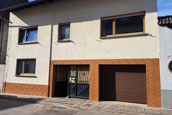 Flörsheim-OT, vivienda unifamiliar + edificios anexos
