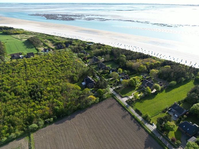 Großzügiges Einfamilienhaus mit Ferienvermietungspotenzial auf 9.640 m² Grundstück in Utersum auf Föhr – Luftaufnahme