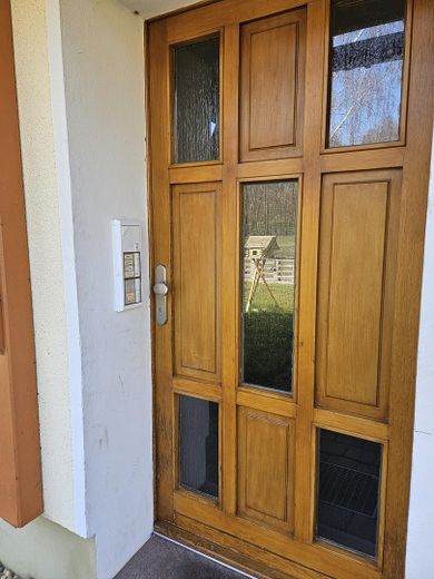 6 konut birimi + garajlar * %7 BMR* enerji sınıfı B – Hauseingangstür
