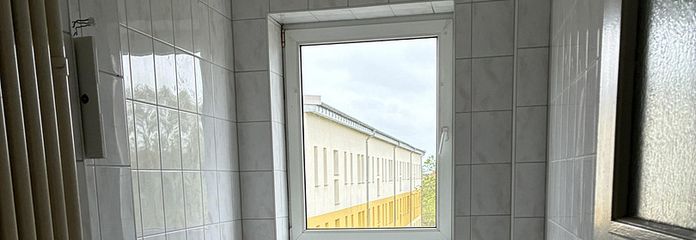 Helles Wannenbad mit Fenster