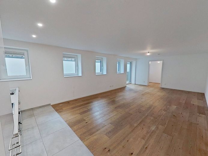 Moderno y espacioso piso de 3,5 habitaciones con TERRAZA y COCINA INTEGRADA en el oeste de Stuttgart – Ansicht II: Wohn- und Esszimm…