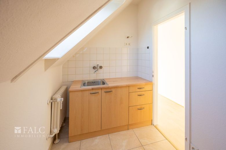 Kompakt, ruhig, zentral - 2-Zimmer-Dachgeschosswohnung mit optimalen Grundriss – Küche