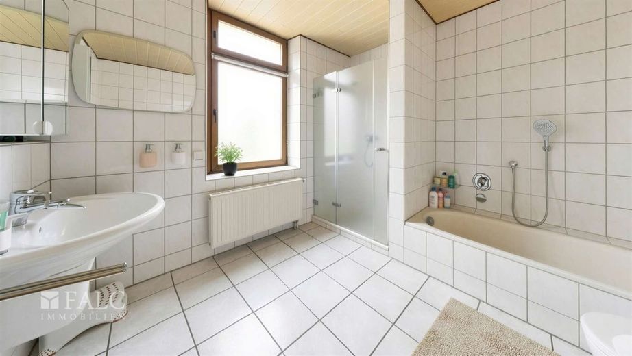 Gut erhaltener Altbau mit grossem Platzangebot – OG Badezimmer
