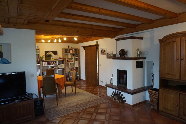 Großes Haus/Mehrgenerationenhaus in Huglfing von privat – Wohnzimmer EG (Kachelofen)