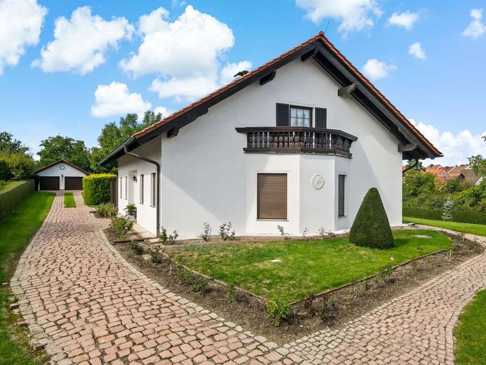Großzügigkeit neu definiert: EFH, Pool &amp; 2.790 m² Grundstück in Dölau – Hausansicht