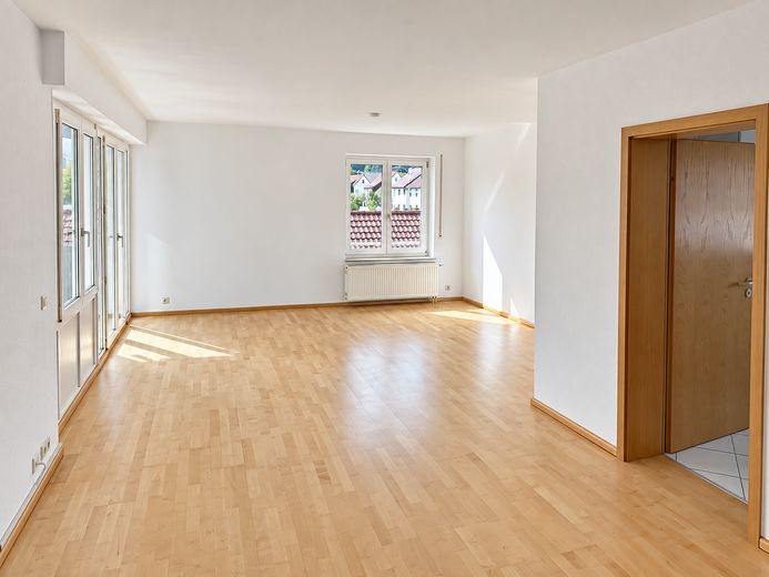 Steinheim'de balkonlu ve park yerli aydınlık 4 odalı daire – Fotoğraf 2